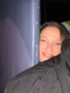 Serenay Sarıkaya ve Mert Demir aşkı devam ediyor: Sevgilisini konserde yalnız bırakmadı Serenay Sarikaya Mert Demir aski devam ediyor1 habermeydan