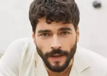 Veliaht dizisinin Timur’u Akın Akınözü kimdir?