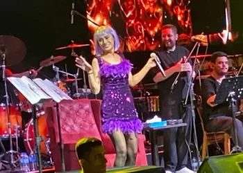 Yıldız Tilbe Bursa sahnesinde peruğunu çıkartıp coşkuyla dans etti Yıldız Tilbe Bursa sahnesinde peruğunu çıkartıp coşkuyla dans etti