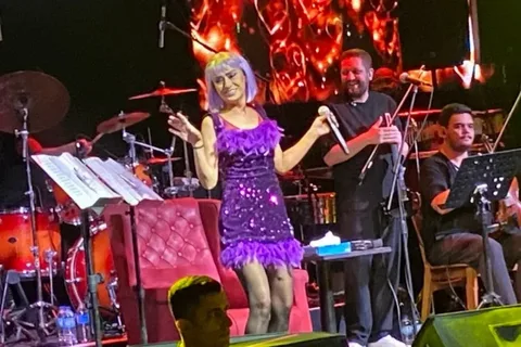 Yıldız Tilbe Bursa sahnesinde peruğunu çıkartıp coşkuyla dans etti Yildiz Tilbe Bursa sahnesinde perugunu cikartip coskuyla dans etti habermeydan