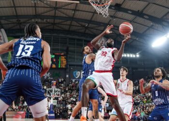 Anadolu Efes, Karşıyaka deplasmanında farklı kazandı! Anadolu Efes, Karşıyaka deplasmanında farklı kazandı!