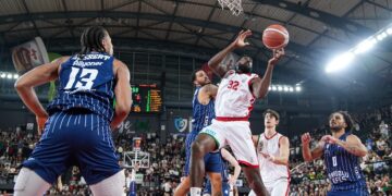 Anadolu Efes, Karşıyaka deplasmanında farklı kazandı! Anadolu Efes, Karşıyaka deplasmanında farklı kazandı!