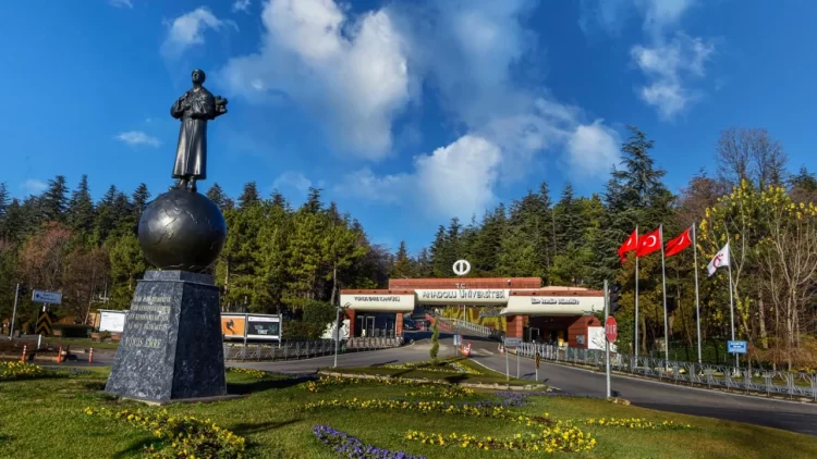 Anadolu Üniversitesi Açıköğretim Fakültesi, 35 bini aşkın engelli öğrenciye sunduğu erişilebilir eğitim imkanlarıyla yalnızca Türkiye’de değil, dünya genelinde de öne çıkıyor.