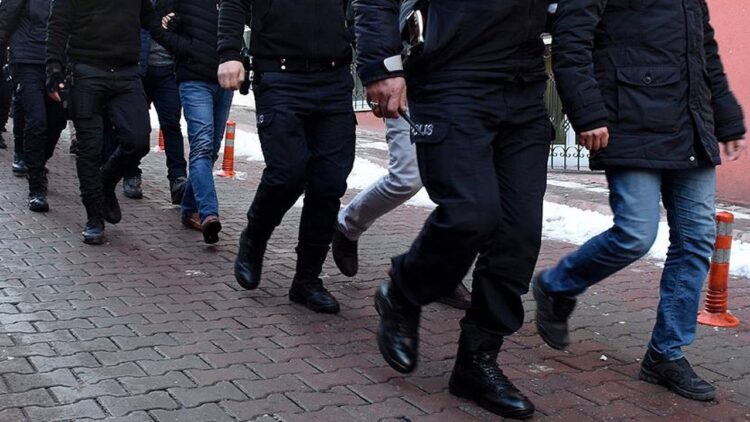 Ankara Cumhuriyet Başsavcılığı, Milli Savunma Bakanlığı ile yapılan çalışmalar sonucunda, ilgili bakanlıktan talep edilen izin belgelerinden menfaat temin edilmesine ilişkin yürütülen soruşturma kapsamında 33 zanlıyı gözaltına aldı.