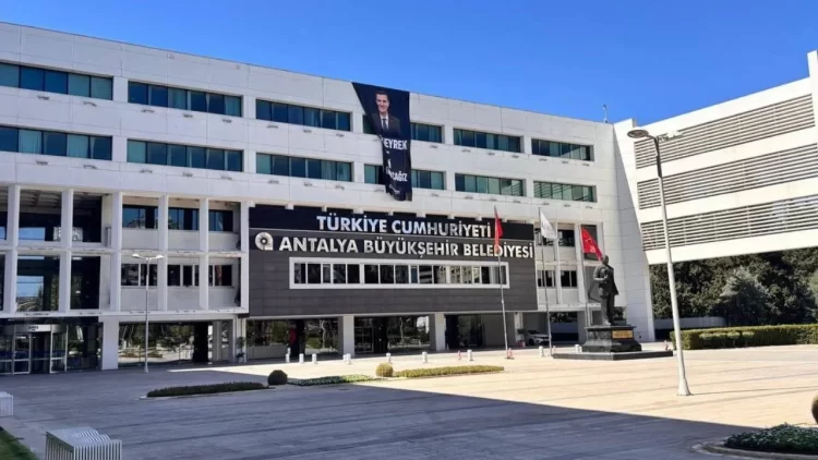 Antalya Büyükşehir Belediyesi’ne yönelik yürütülen rüşvet soruşturması kapsamında 6 kişi daha gözaltına alındı. Şüpheliler, ifadeleri alınmak üzere emniyete götürüldü.