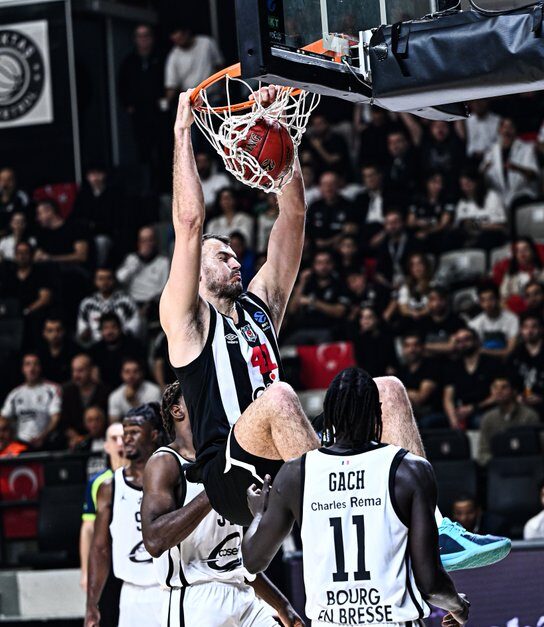 Beşiktaş, JL Bourg'u farklı devirdi! besiktas jl bourgu farkli devirdi habermeydan e1761763854878