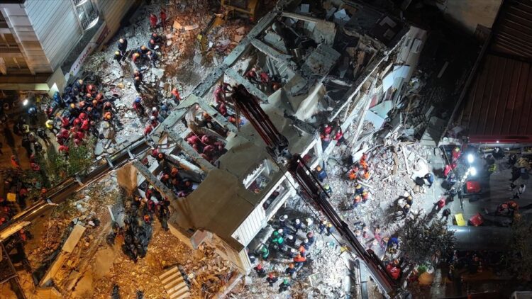 Kocaeli’de çöken binada bilirkişi incelemesi sürüyor Kocaeli’de çöken binada bilirkişi incelemesi sürüyor.