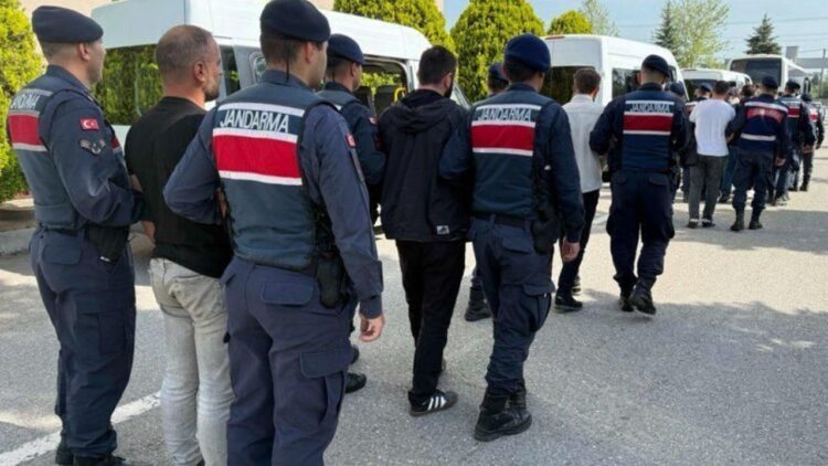 Düzce Cumhuriyet Başsavcılığı koordinesinde İl Emniyet Müdürlüğü Kaçakçılık ve Organize Suçlarla Mücadele (KOM) Şubesi ekipleri, “rüşvet, nitelikli dolandırıcılık ve resmi belgede sahtecilik” suçlarına ilişkin yürütülen soruşturma kapsamında operasyon düzenledi.
