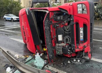 E-5’te TIR devrildi, yol trafiğe kapandı