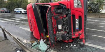 E-5’te TIR devrildi, yol trafiğe kapandı