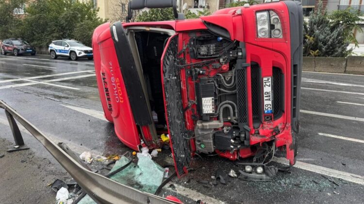 E-5’te TIR devrildi, yol trafiğe kapandı.