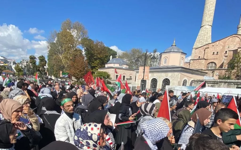 Ayasofya’dan Eminönü’ne: Filistin’e destek için büyük yürüyüş düzenlendi filistin yuruyusu habermeydan