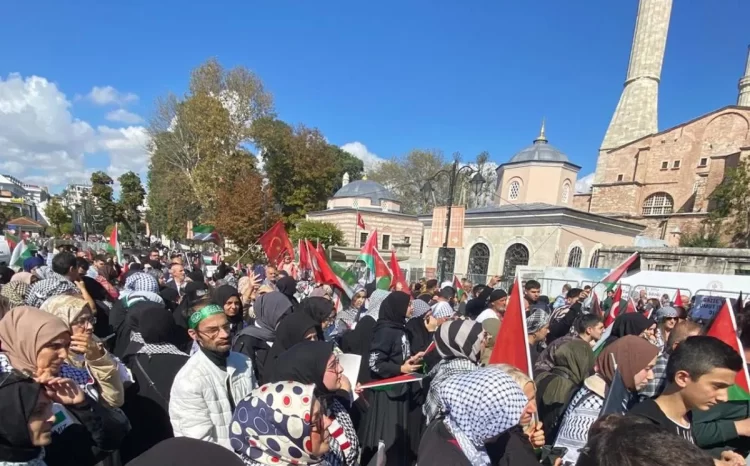 Ayasofya’dan Eminönü’ne: Filistin’e destek için büyük yürüyüş düzenlendi Filistin’e destek için büyük yürüyüş düzenlendi.