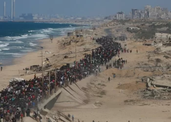 Gazze’de yerinden edilen Filistinliler evlerine dönüyor