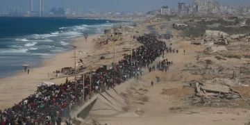 Gazze’de yerinden edilen Filistinliler evlerine dönüyor