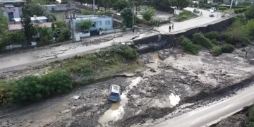 Hatay’da sağanak felaketi: Hortum çıktı, yollar çöktü, araçlar mahsur kaldı