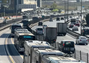 İstanbul’da metrobüs kazası: Seferlerde aksama yaşandı