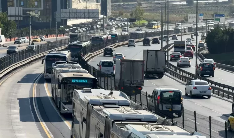 İstanbul Sefaköy mevkiinde meydana gelen metrobüs kazasında bir yolcu hafif şekilde yaralandı.
