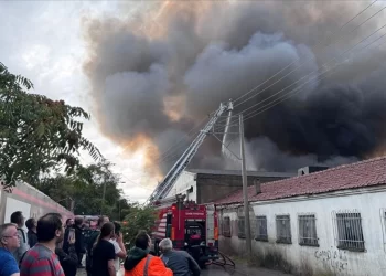 İzmir’de depo yangını paniğe neden oldu, alevler kontrol altında