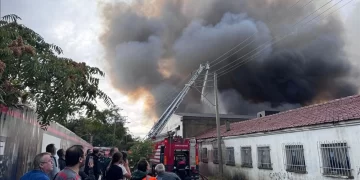 İzmir’de depo yangını paniğe neden oldu, alevler kontrol altında