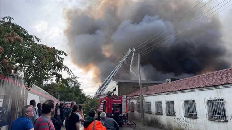 İzmir’de depo yangını paniğe neden oldu.