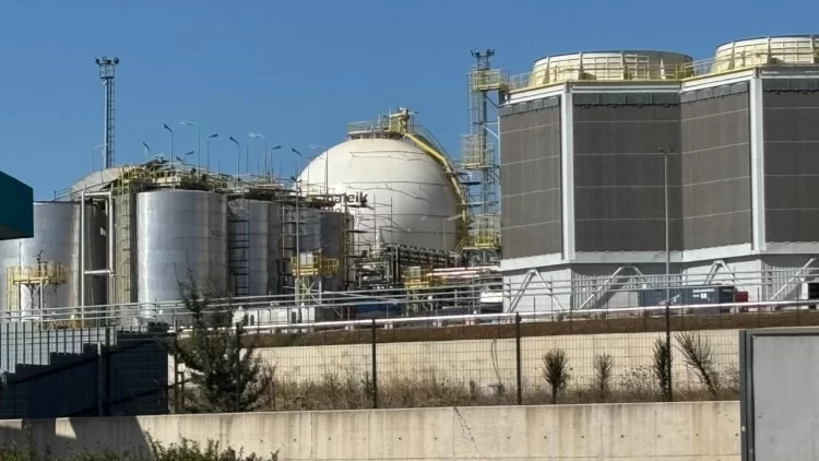 Kocaeli’nin Dilovası ilçesinde, GEBKİM Organize Sanayi Bölgesi’ndeki bir petrokimya tesisinde patlama meydana geldi. İlk belirlemelere göre, olayda 2 kişi hayatını kaybetti.