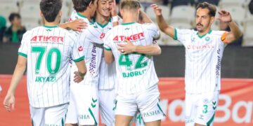 Konyaspor, kupada 12 Bingölspor'u 9 kişiyle geçti! Konyaspor, kupada 12 Bingölspor’u 9 kişiyle geçti!