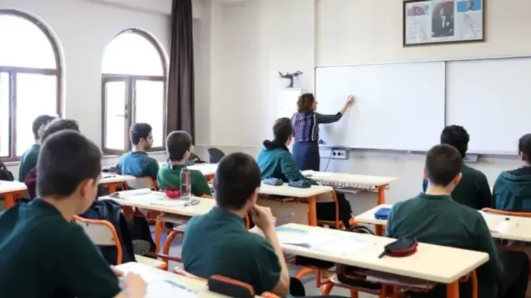 Liselerde 2+2 modeli tartışılıyor.