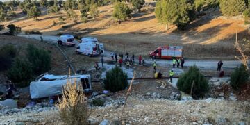 Mersin’de işçi servisi şarampole devrildi: Ölüler ve yaralılar var