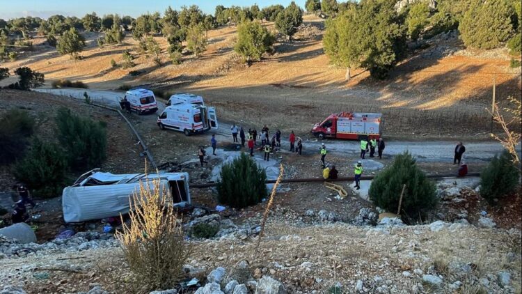 Mersin’de işçi servisi şarampole devrildi.