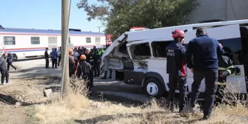 Muş’ta, öğrenci servisine tren çarptı: 17 yaralı