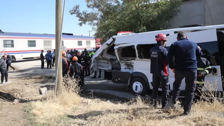 musta ogrenci servisine tren carpti 17 yarali habermeydan