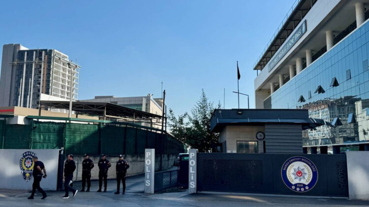 Bursa’da eski Nilüfer Belediye Başkanı Turgay Erdem’in de aralarında bulunduğu 21 kişi, “rüşvet” ve “suç örgütü kurma” suçlamalarıyla gözaltına alındı.