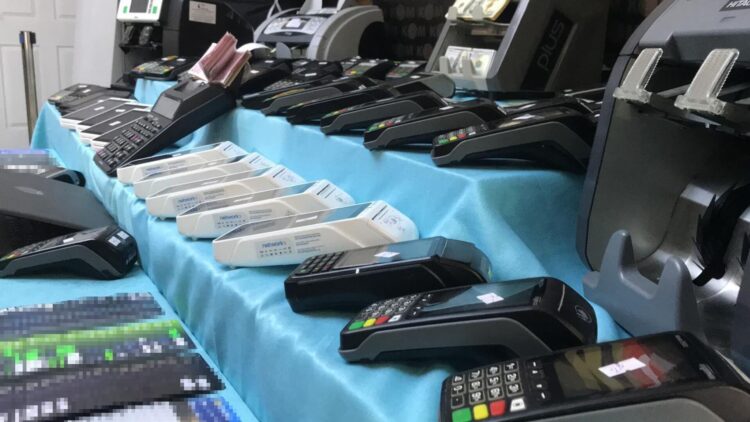 İstanbul Fatih Laleli’de, POS cihazları üzerinden hayali işlemlerle 1 milyar 300 milyon liralık suç geliri elde ettiği belirlenen şüphelilere yönelik ikinci dalga operasyon düzenlendi.