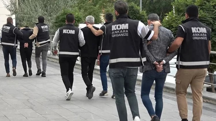İstanbul'da bazı ülkelerle yapılan para alışverişlerini çeşitli ödeme sistemleri aracılığıyla şirketleri üzerinden tekellerine aldıkları, yasa dışı yollarla temin ettikleri yabancı banka kartlarını POS cihazlarında hayali işlemler karşılığında kullandıkları tespit edilen şüphelilere yönelik geniş çaplı operasyon başlatıldı.