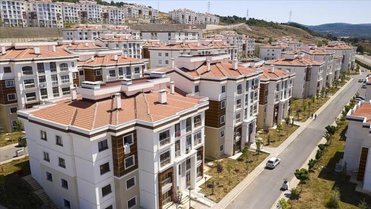 Cumhurbaşkanı Recep Tayyip Erdoğan, 500 bin yeni sosyal konut inşa edileceğinin müjdesini vererek "Bu sosyal konutları kiraya verip inşallah ucuz kiralama dönemini başlatacağız" dedi.