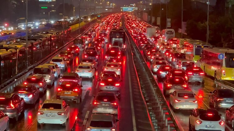 Haftanın dördüncü iş gününde İstanbul’da trafik, kent genelinde adeta durma noktasına geldi.