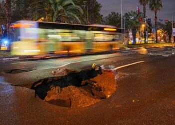 İstanbul’da sağanak alarmı: Vatan Caddesi’nde yol çöktü İstanbul’da sağanak alarmı: Vatan Caddesi’nde yol çöktü