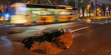 İstanbul’da sağanak alarmı: Vatan Caddesi’nde yol çöktü İstanbul’da sağanak alarmı: Vatan Caddesi’nde yol çöktü