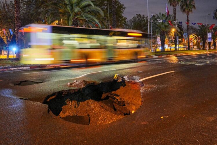İstanbul’da sağanak alarmı: Vatan Caddesi’nde yol çöktü Vatan Caddesi’nde yol çöktü.