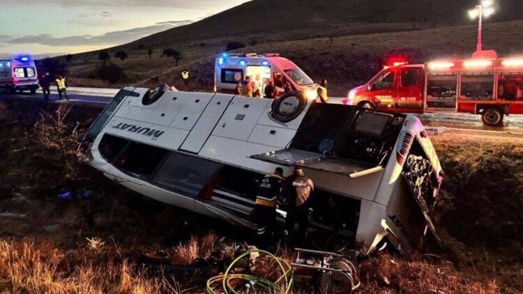 Afyonkarahisar'da yolcu otobüsü devrildi! Ölü ve yaralılar var Afyonkarahisarda yolcu otobusu devrildi habermeydan