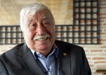  Türk tiyatrosunun usta ismi Ahmet Gülhan kimdir?