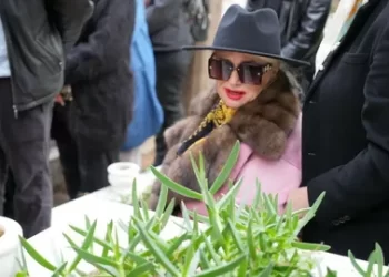 Banu Alkan kardeşini gözyaşlarıyla uğurladı! Banu Alkan kardeşini gözyaşlarıyla uğurladı!