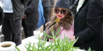 Banu Alkan kardeşini gözyaşlarıyla uğurladı! Banu Alkan kardeşini gözyaşlarıyla uğurladı!