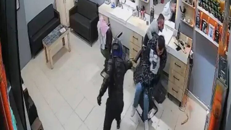 Berber Dükkanına Girerek Silahlı Saldırı Düzenleyenler Yakalandı Berber Dukkanina Girerek Silahli Saldiri Duzenleyenler Yakalandi habermeydan