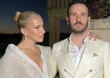 Burcu Esmersoy, eşi Nazım Akmandil'e olan aşkını çantasına işledi Burcu Esmersoy, eşi Nazım Akmandil’e olan aşkını çantasına işledi