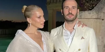 Burcu Esmersoy, eşi Nazım Akmandil'e olan aşkını çantasına işledi Burcu Esmersoy, eşi Nazım Akmandil’e olan aşkını çantasına işledi