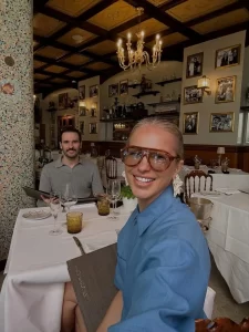 Burcu Esmersoy, eşi Nazım Akmandil'e olan aşkını çantasına işledi Burcu Esmersoy esi Nazim Akmandile olan askini cantasina isledi1 habermeydan