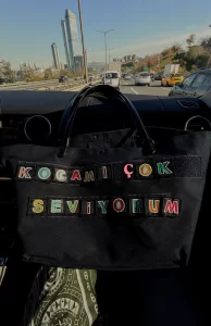 Burcu Esmersoy, eşi Nazım Akmandil'e olan aşkını çantasına işledi Burcu Esmersoy esi Nazim Akmandile olan askini cantasina isledi2 habermeydan