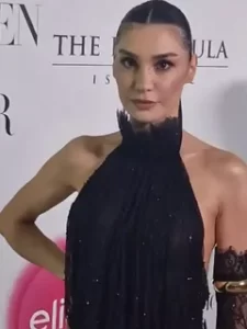 Burcu Kiratlidan sinirlari zorlayan kiyafet secimi1 habermeydan